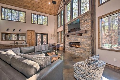 Hochatown Casa | Broken Bow Lazy Dog Lodge with Hot Tub, Pool Table