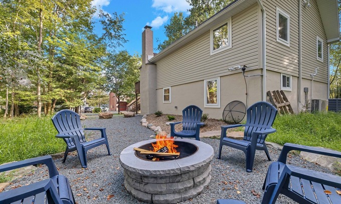 Pocono Lake Cabaña | "Broken Oar" Wi-Fi, Firepit, Deck, BBQ Grill, Close to Skiing and Water Parks