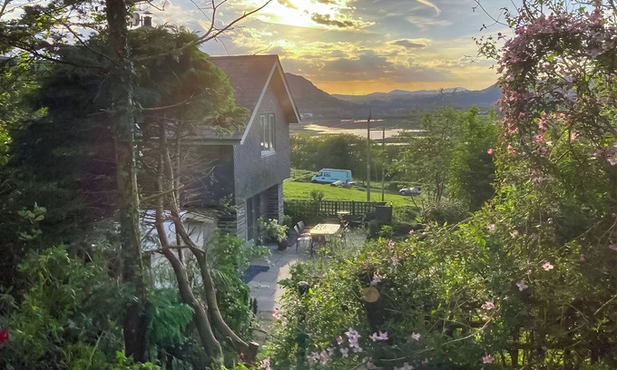 Portmeirion Cabaña | Bron Madog is perched on a hillside above the Porthmadog estuary.