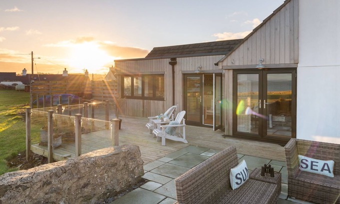 Cemaes Bay Cabaña | Bron Wendon: Three bedroom pet-friendly cottage with sea views