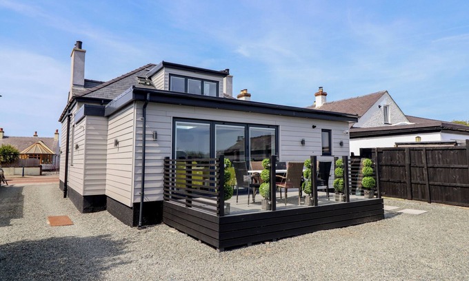 Cemaes Bay Cabaña | BRONALLT, pet friendly, country holiday cottage in Cemaes Bay