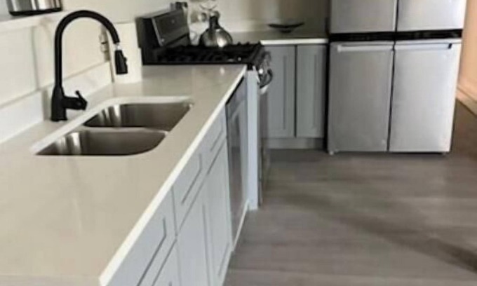 Bronzeville Apartamento | Bronzeville Garden Unit with beautiful side yard