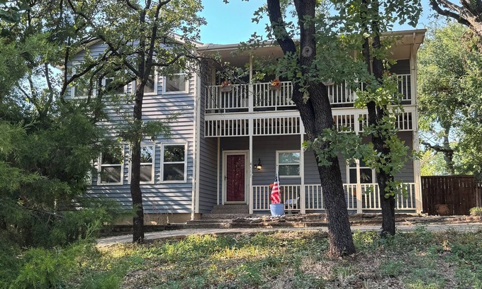 Highland Village Casa | Brookdale Blue sleeps 8, nestled in lakeside community in Highland Village, TX