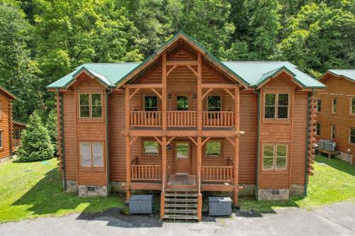 Gatlinburg - Pigeon Forge Casa | Brookshore by AvantStay Relaxing Backyard Creek 10mins from Pigeon Forge