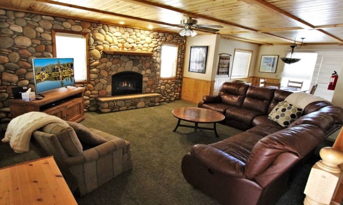 Summit Estates Condominio | Brownie Retreat B: Paseo a la Cumbre de nieve, lago, pueblo desde esta hermosa cabaña
