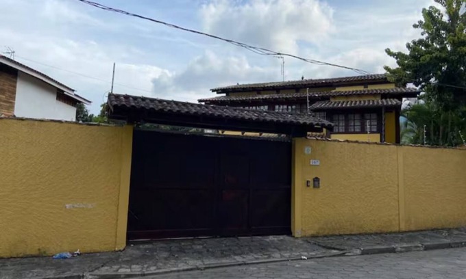 Pereque Casa | Bruno's yellow mansion