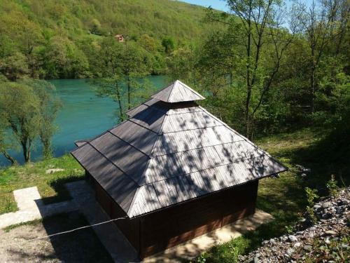 Beserovina Cabina | Brvnara na obali reke Drine