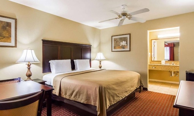 Bryant Hotel | Econo Lodge Inn & Suites Bryant