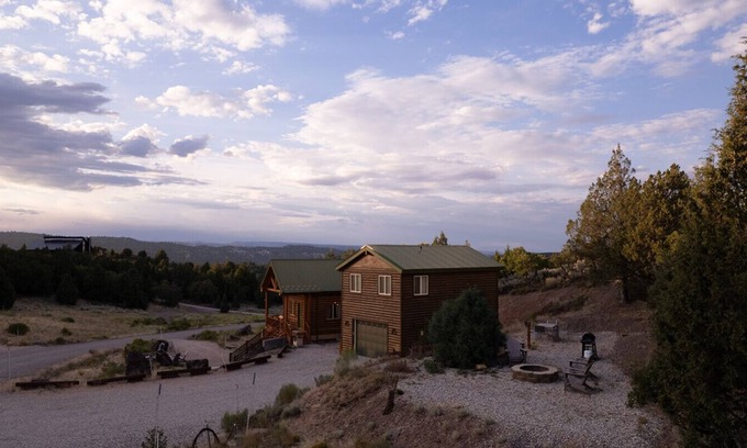 Alton Cabina | Bryce & Zion Midpoint w/ Memorable Cowboy Hot Tub