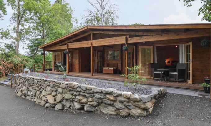 Bangor Cabaña | BRYN DERWEN LODGE, pet friendly, luxury holiday cottage in Bethesda