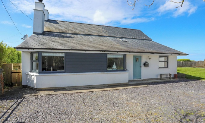 Holyhead Cabaña | BRYN DERWEN, pet friendly, country holiday cottage in Valley