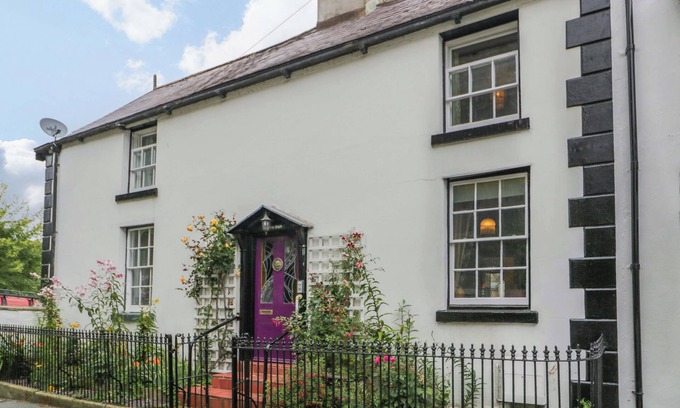 Llangollen Casa | BRYN DWR, pet friendly, character holiday cottage in Llangollen