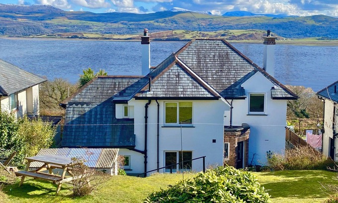Borth-y-Gest Casa | BRYN EITHIN, pet friendly, character holiday cottage in Porthmadog