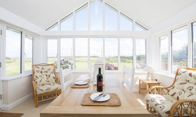Trefin Cabaña | Bryn y Brenin, Holiday Cottage Trefin, Sleeps 4, 2 bedrooms, bathrooms