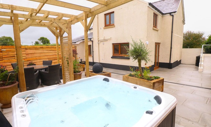 Llangynin Cabaña | BRYNAWEL, pet friendly, with hot tub in Llanboidy