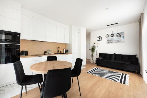 Bialoleka Apartamento | Brzeziny Deluxe Apartment by BookingHost