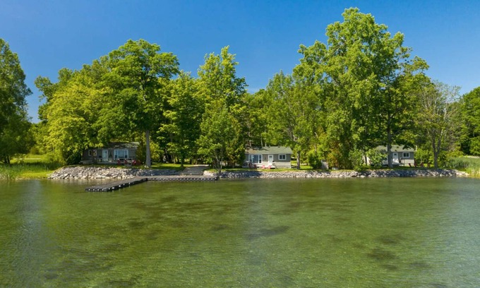 Milford Cabaña | Waterfront Cottage "Bayside Retreat" - Milford Ontario