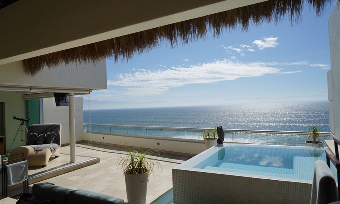 Bucerias Condominio | Bucerias - Golden Zone - Beachfront Luxury Penthouse 6C, private dip pool.