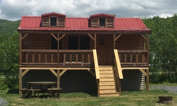 Frank Cabina | Buck Hill Tiny Home Cabin #2 Mountain & Pond Views