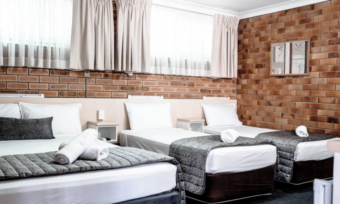 Warwick Hotel | Buckaroo Motor Inn