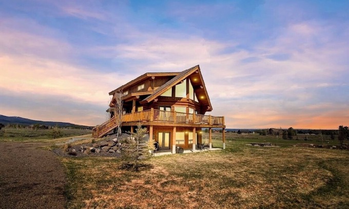 Island Park Cabina | Bucket List Adventure Lodge. Newly built! Grill, Fire pit, Parking