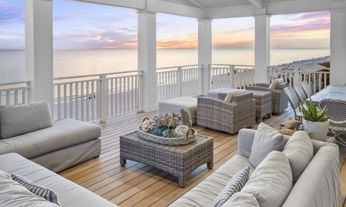 Seaside Casa | ** HOGAR FRENTE AL HOGAR ** Ubicado en Seaside Proper, a pasos de la playa y centros urbanos, ¡Capacidad para 10 personas!