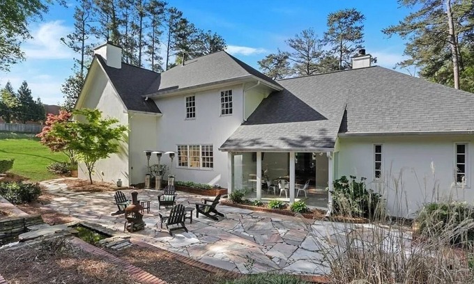 Tuxedo Park Casa | Buckhead Gallery house. An exclusive haven for discerning creatives.