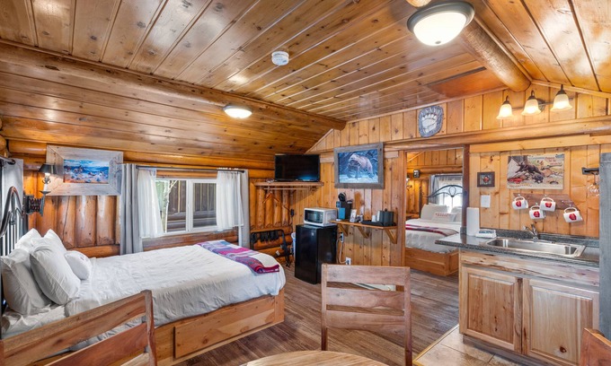 West Yellowstone Cabina | Bucking Moose Elk Cabin (#12)