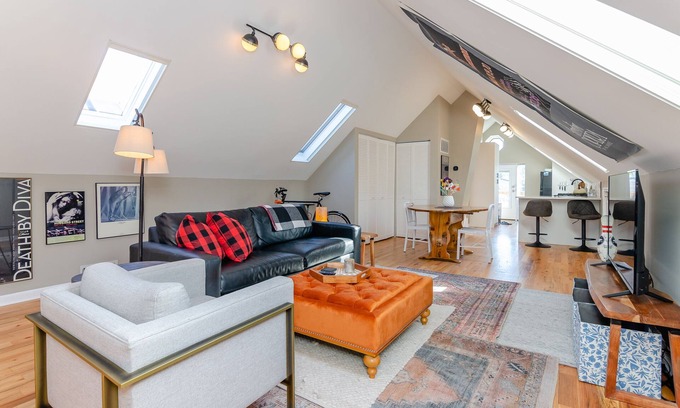 Wicker Park Apartamento | Bucktown Loft - top floor, near Bloomingdale Trail