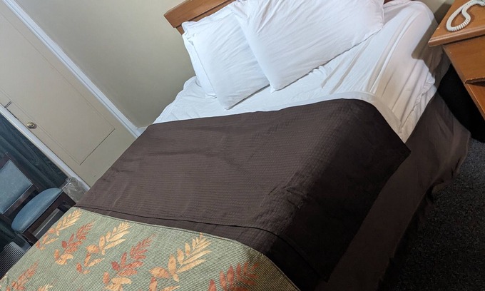Hendersonville Hotel | Budget Daily/Weekly rentals at Rainbow Motel located in Hendersonville, NC.