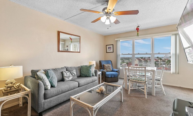 South Padre Island Condominio | Budget Friendly Resort District Condo Near Water Park - Great Views