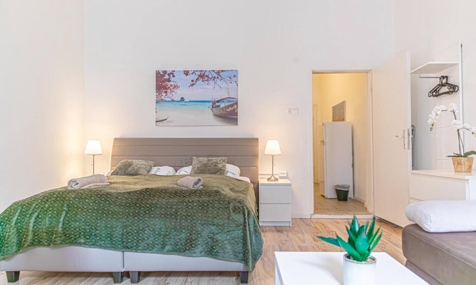 Rudolfsheim-Funfhaus Apartamento | Budget-Friendly 2BR Apt. with Great Location