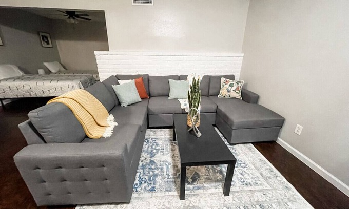Central City Apartamento | Budget Stay - Minutes to Dining, Beach & Downtown