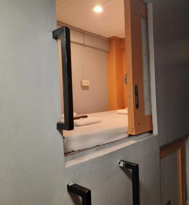 Pio del Pilar Apartamento | Budget Transient Capsule Room Makati near Ayala and Buendia