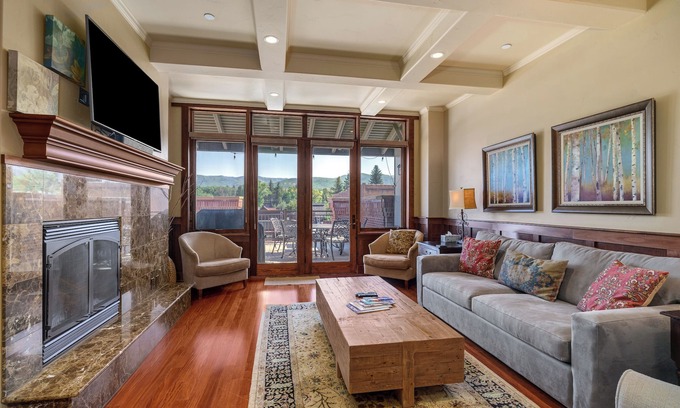 Downtown Steamboat Springs Condominio | Buff Pass Penthouse, condominio de lujo frente a la avenida Lincoln. con jacuzzi privado!