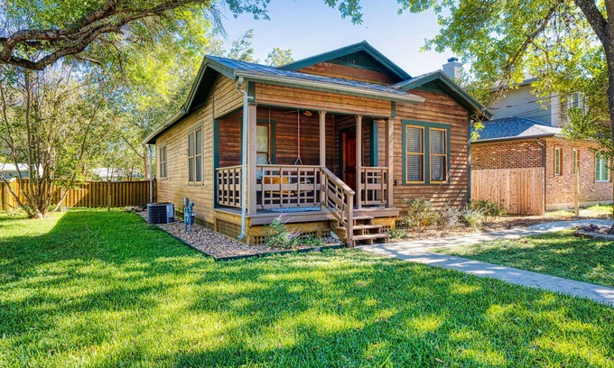 Boerne Casa | Buffalo Haus - Downtown charm 2-bedroom bungalow