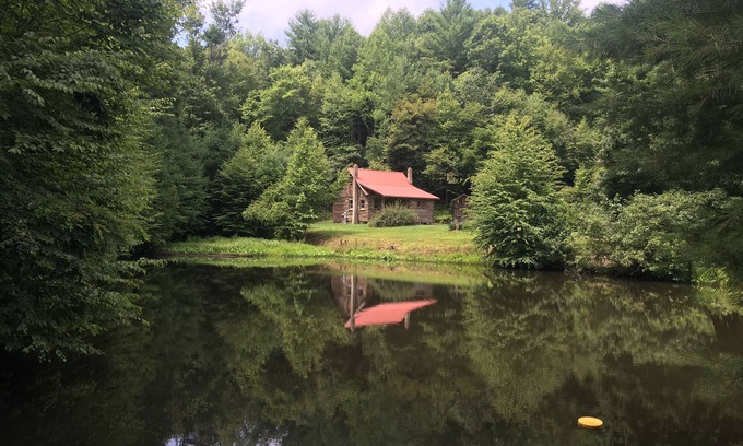 Floyd Cabina | Buffalo Hollow Preserve & Cabin in the Blue Ridge Mountains Pet Friendly