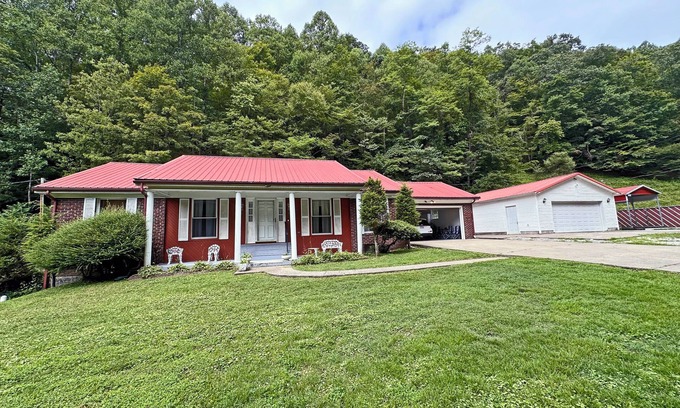 Williamson Casa | Buffalo Playhouse w/ game room. Easy trail access, Direct Trail Access