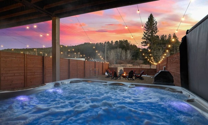 Custer Casa | Buffalo Ridge | Hot Tub + Walk to Downtown