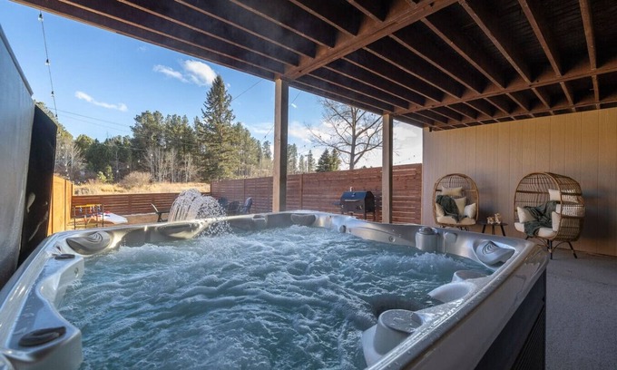 Custer Casa | Buffalo Roam | Hot Tub + Nature in Town