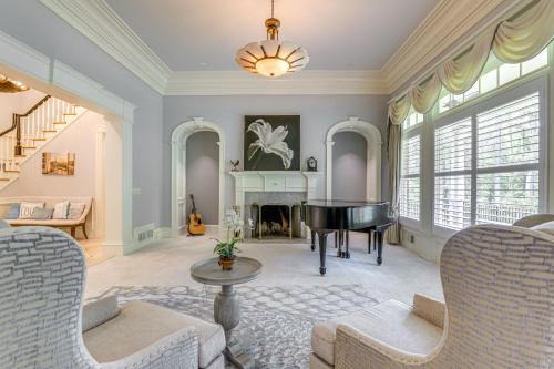 Buford Casa | Buford Mansion with Pool about 14 Mi to Lake Lanier