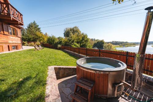 Drohiczyn Casa | Bug Na Skarpie - Domek Wypoczynkowy z Jacuzzi i Kominkiem