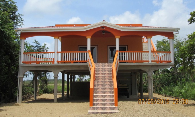 Sittee River Village Casa | De nueva construcción, 2 dormitorios, 1 baño, con vista al hermoso mar Caribe.