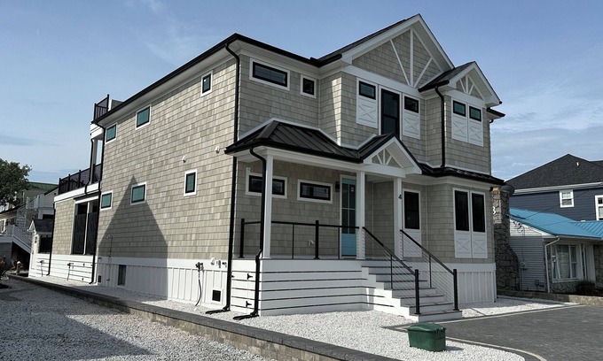 Fenwick Island Casa | BUILT in 2024-Canal Front, Pool, Swim Up & Covered Bar