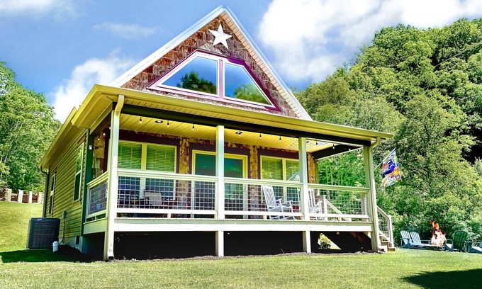 Marshall Cabina | Built NEW! WNC Mountain Cabin-Near Asheville & I-26, Fast Wifi!