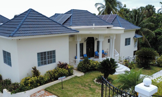 Whitehouse Villa | Buki Ocean View-τρία, 1 B/R, Sleeps 4+, with Chef
