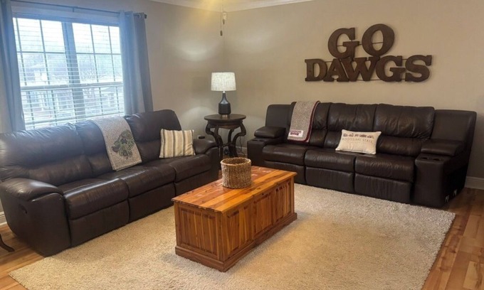 Starkville Apartamento | Bully's Retreat is a charming 2-bedroom apartment in vibrant Starkville