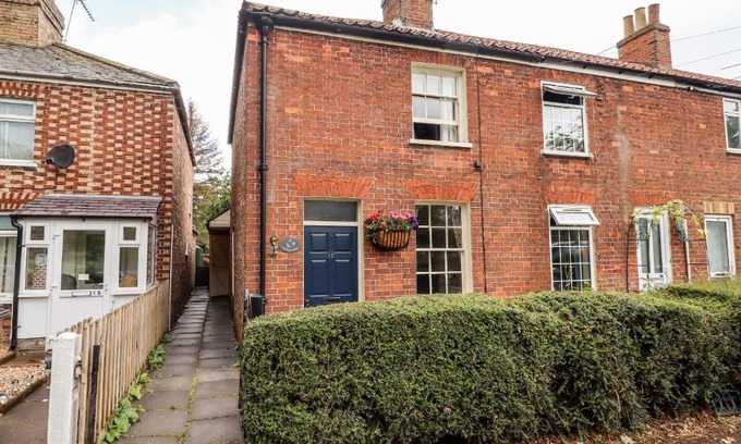 Alford Casa | Bumble Bee Cottage