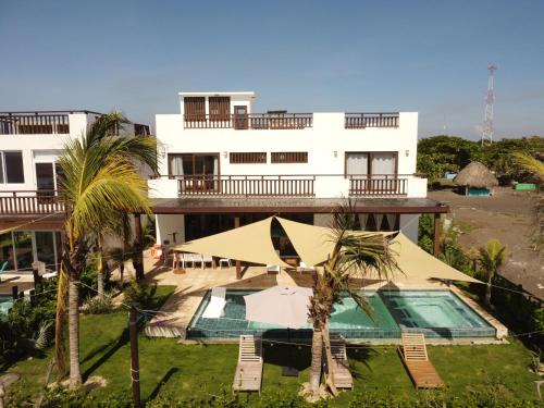 El Paredon Casa | BungaLoose Casa Nazaré Oceanfront
