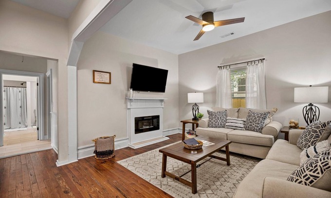 Wilmington Casa | Bungalow 20 min to beach, restaurants, cafe's - pet-friendly + Bikes to Ride